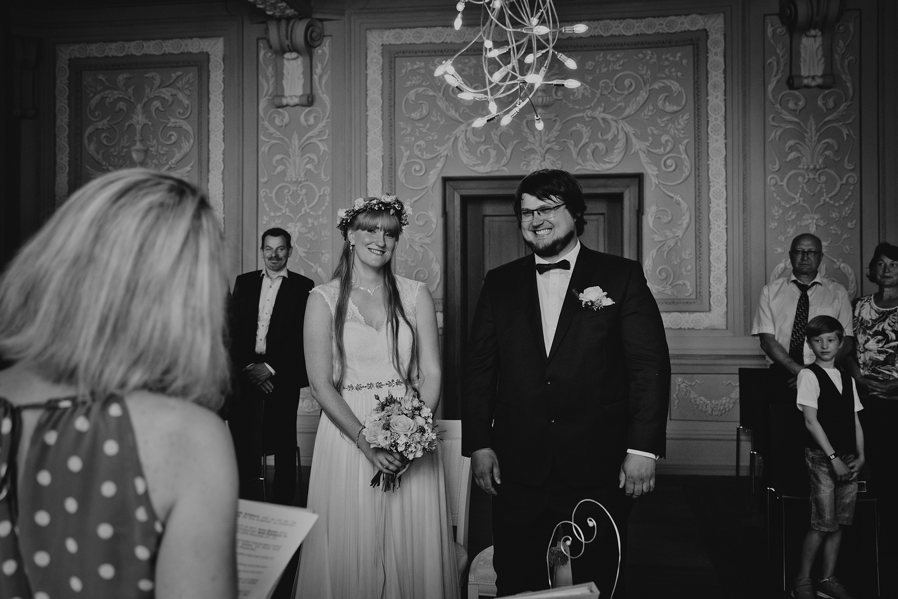 Brautpaar beim Jawort im Standesamt Weißenfels, aufgenommen von einer Hochzeitsfotografin bei Leipzig.