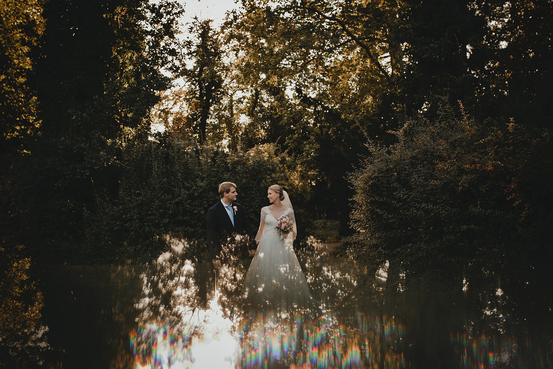 Als unkonventionelle Hochzeitsfotografin aus Berlin arbeite ich mit Spiegelungen und besonderen Perspektiven.