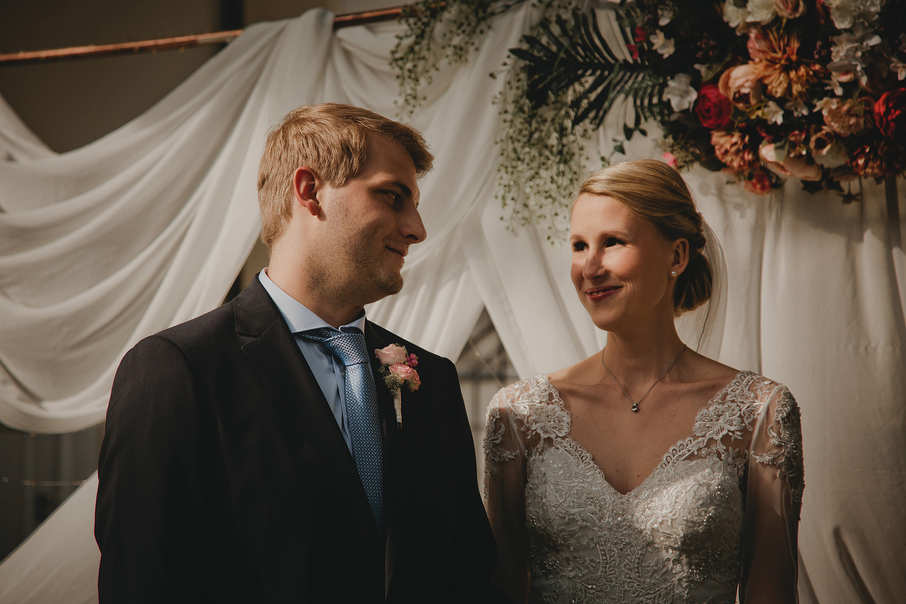 Braut und Bräutigam blicken sich beim Jawort auf ihrer Vintagehochzeit in Köpenick tief in die Augen.
