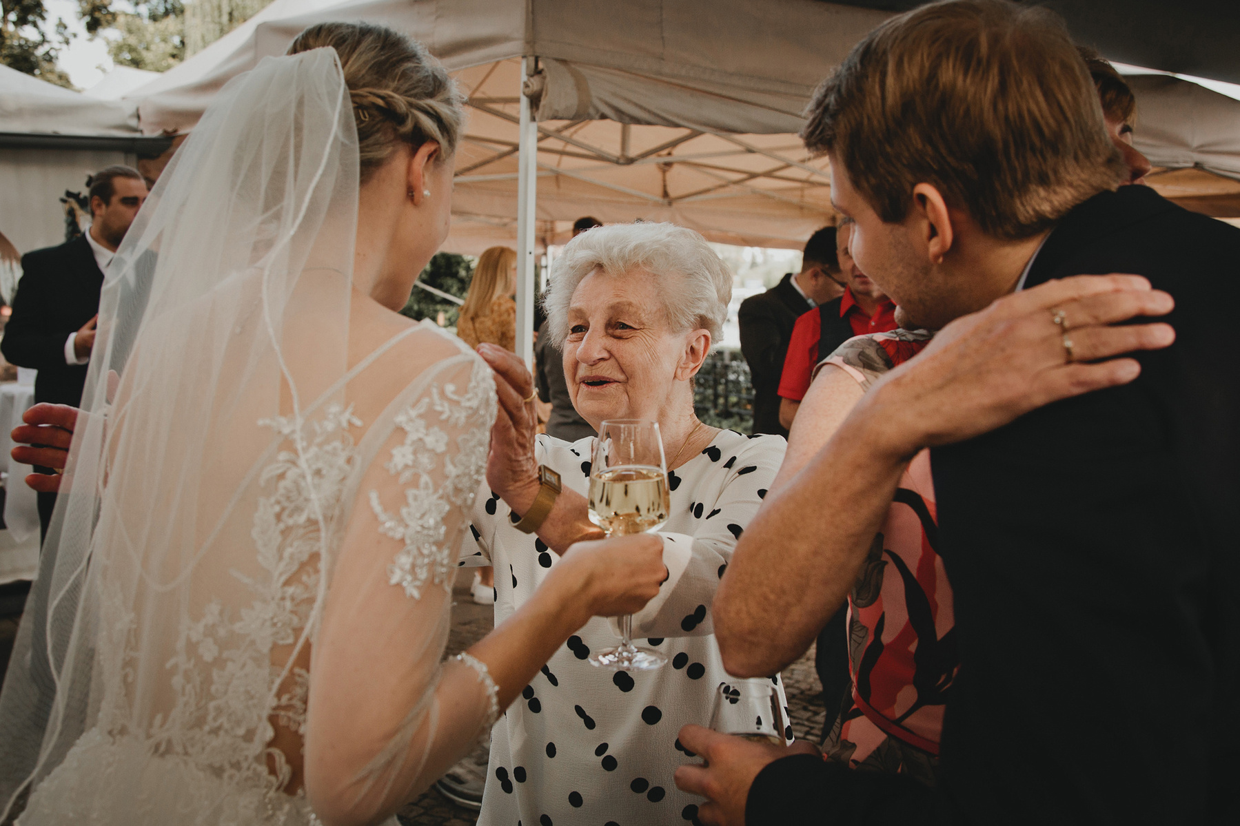 Ungestellte Momentaufnahme zwischen der Braut und ihrer Oma, eingefangen von einer Hochzeitsfotografin in Berlin.
