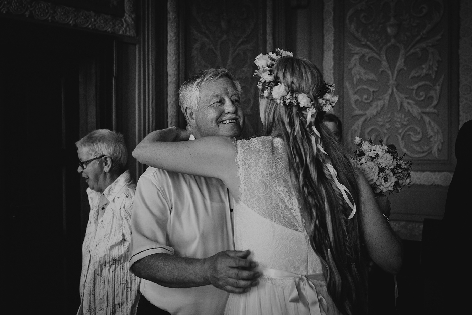 Emotionaler Moment zwischen einem Hochzeitsgast und der Braut, eingefangen von einer Hochzeitsfotografin in Weißenfels.