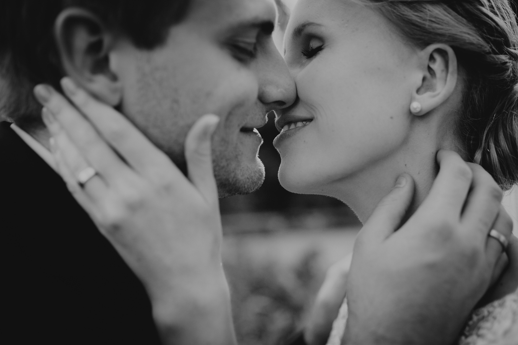 Ein zärtlicher Moment zwischen Braut und Bräutigam beim Paarshooting mit der Hochzeitsfotografin Borkh Photography aus Berlin.