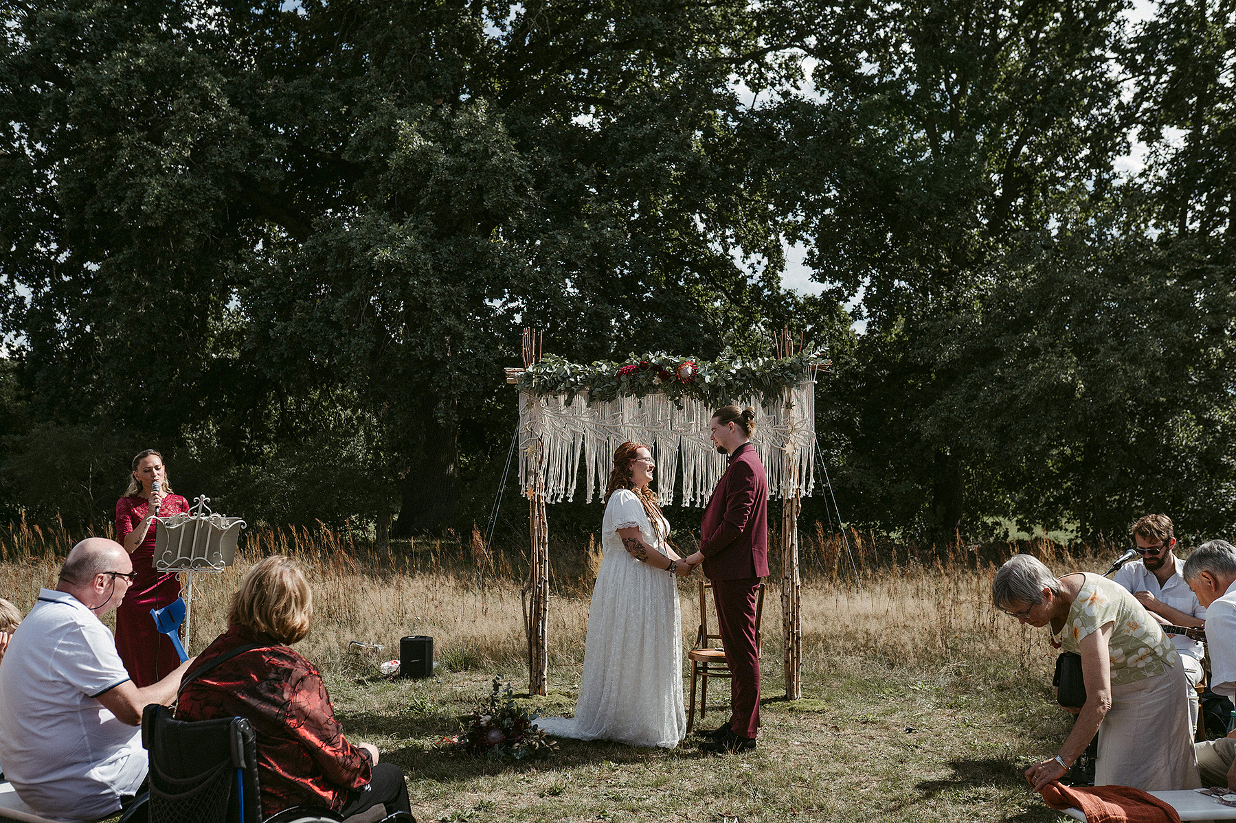 Hochzeit in der Alten Försterei Briescht. Braut und Bräutigam geben sich bei einer freien Trauung ihr Eheversprechen.