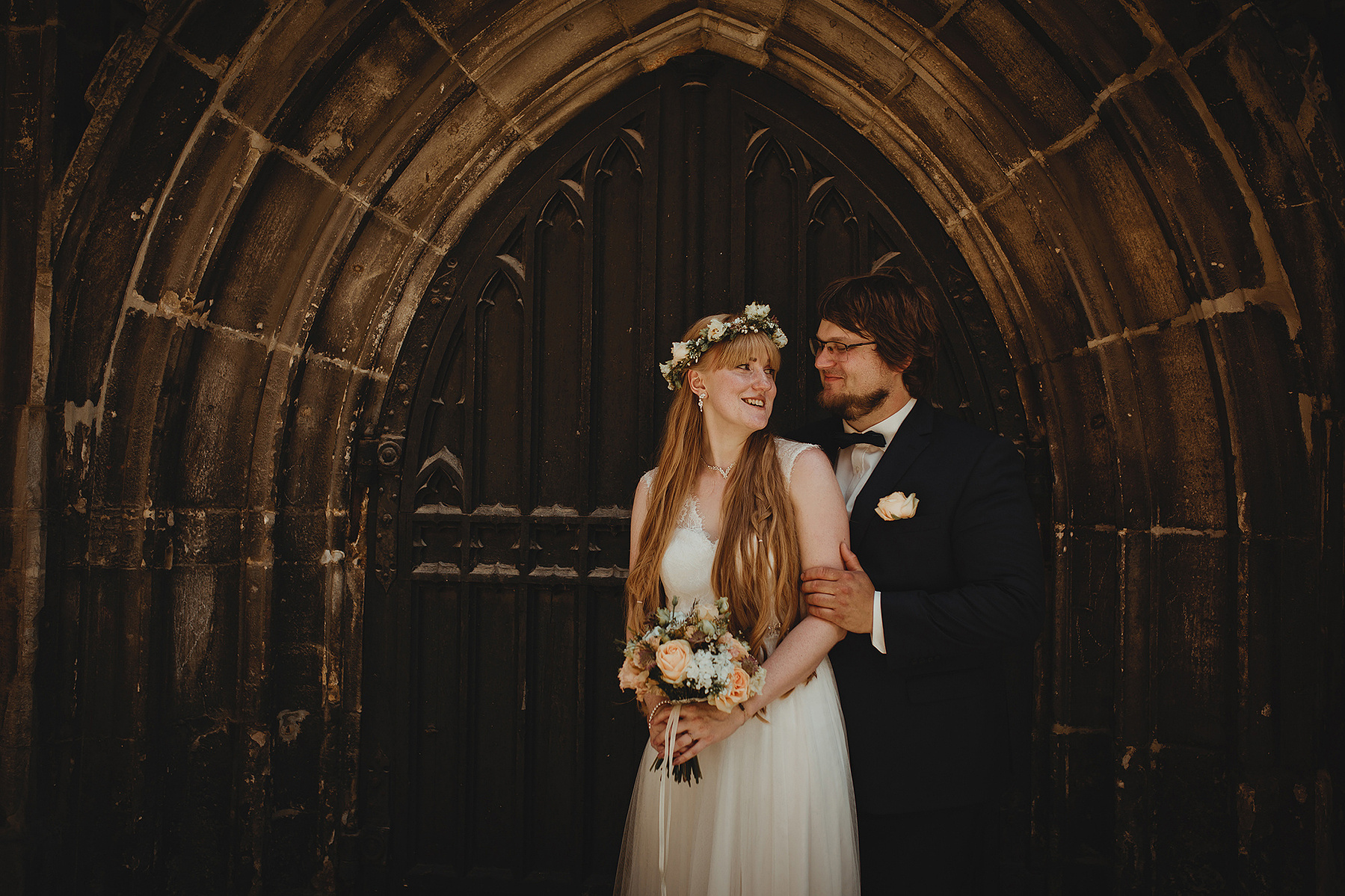 Ungestellter Moment zwischen einem Brautpaar beim Fotoshooting zur Hochzeit in Weißenfels.