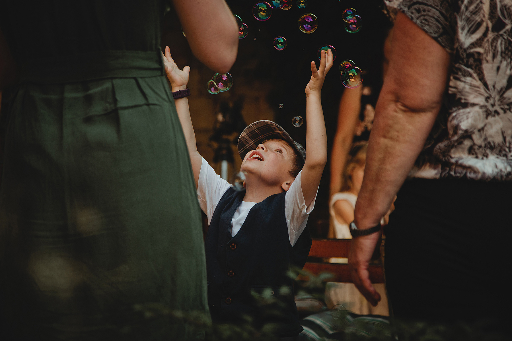 Ein kleines Kind fängt bei der lockeren Hochzeit in Weißenfels Seifenblasen.