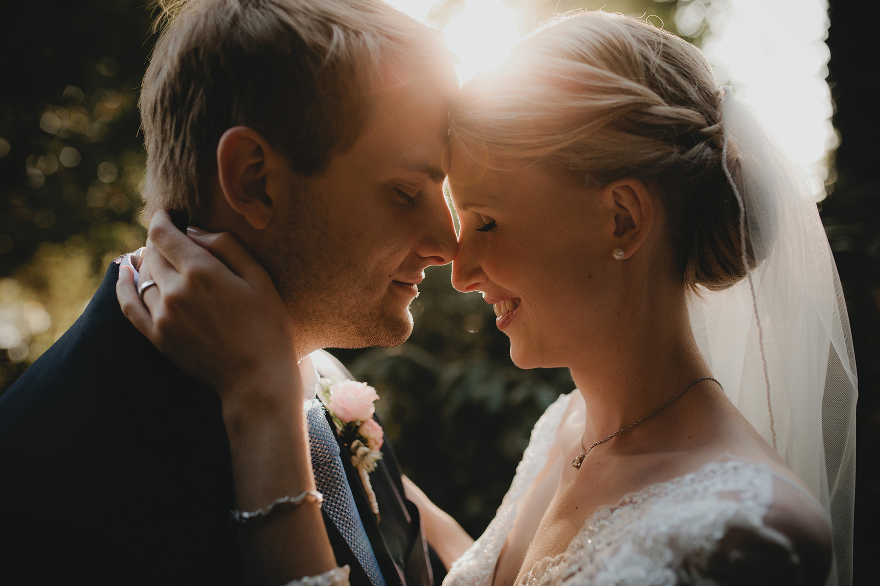 Braut und Bräutigam kuscheln beim Fotoshooting mit der Hochzeitsfotografin in Köpenick zärtlich miteinander.