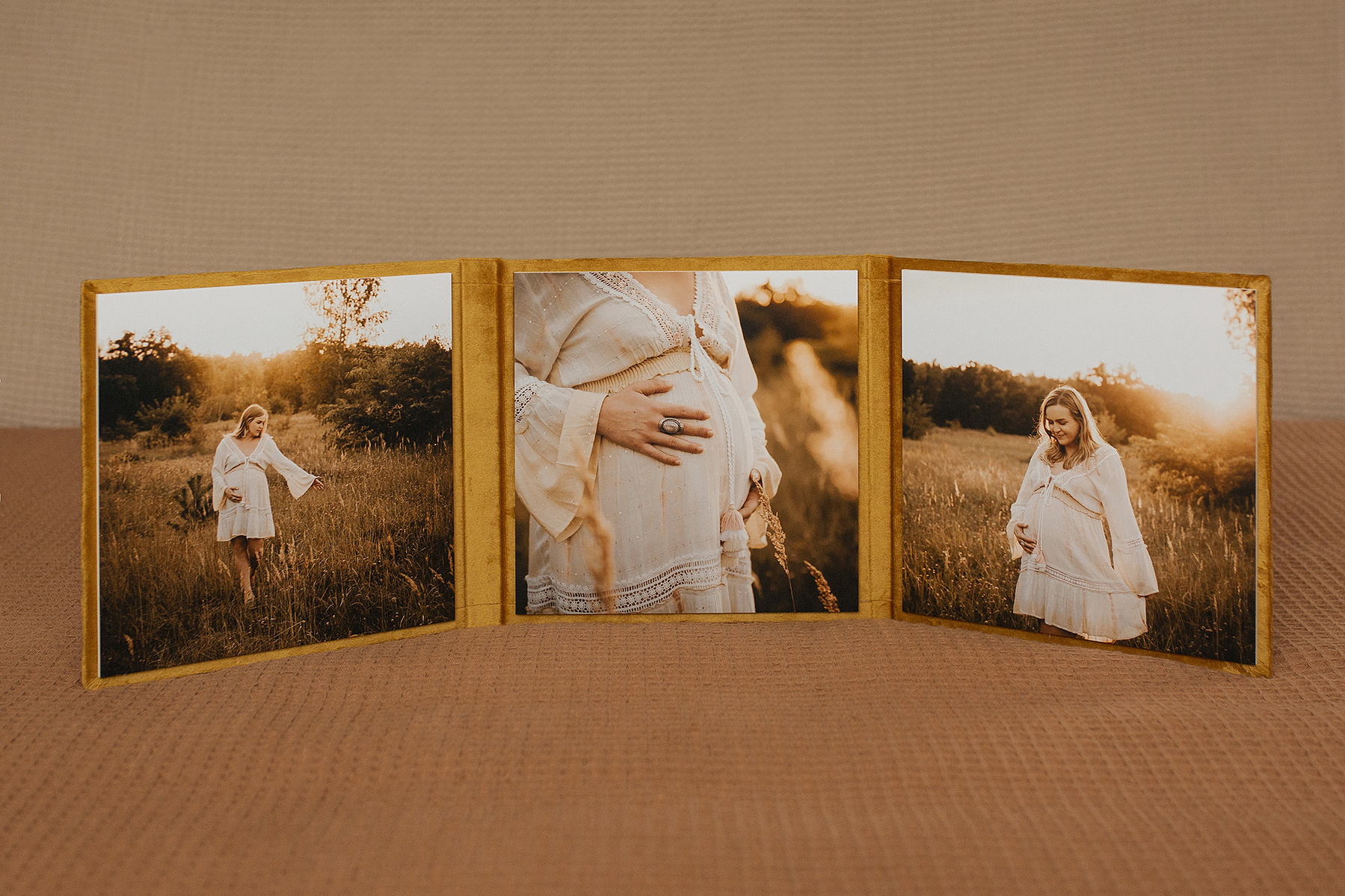 Ein Triplex mit goldgelbem Samt und drei Fotos von einem Babybauchshooting im Bohostil.