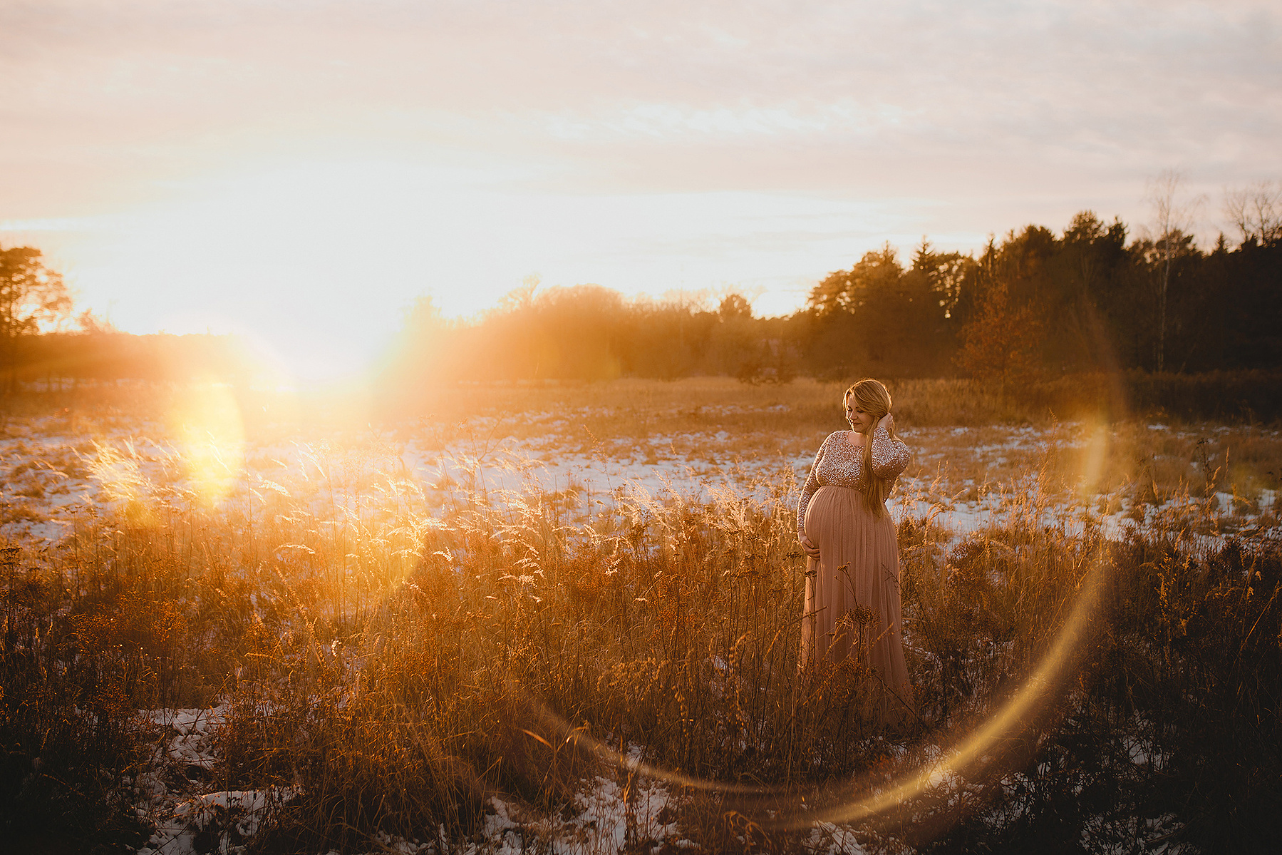 Im goldenen Licht der Abendsonne posiert Eileen mit ihrem Babybauch für die Kamera der Familienfotografin aus Berlin.