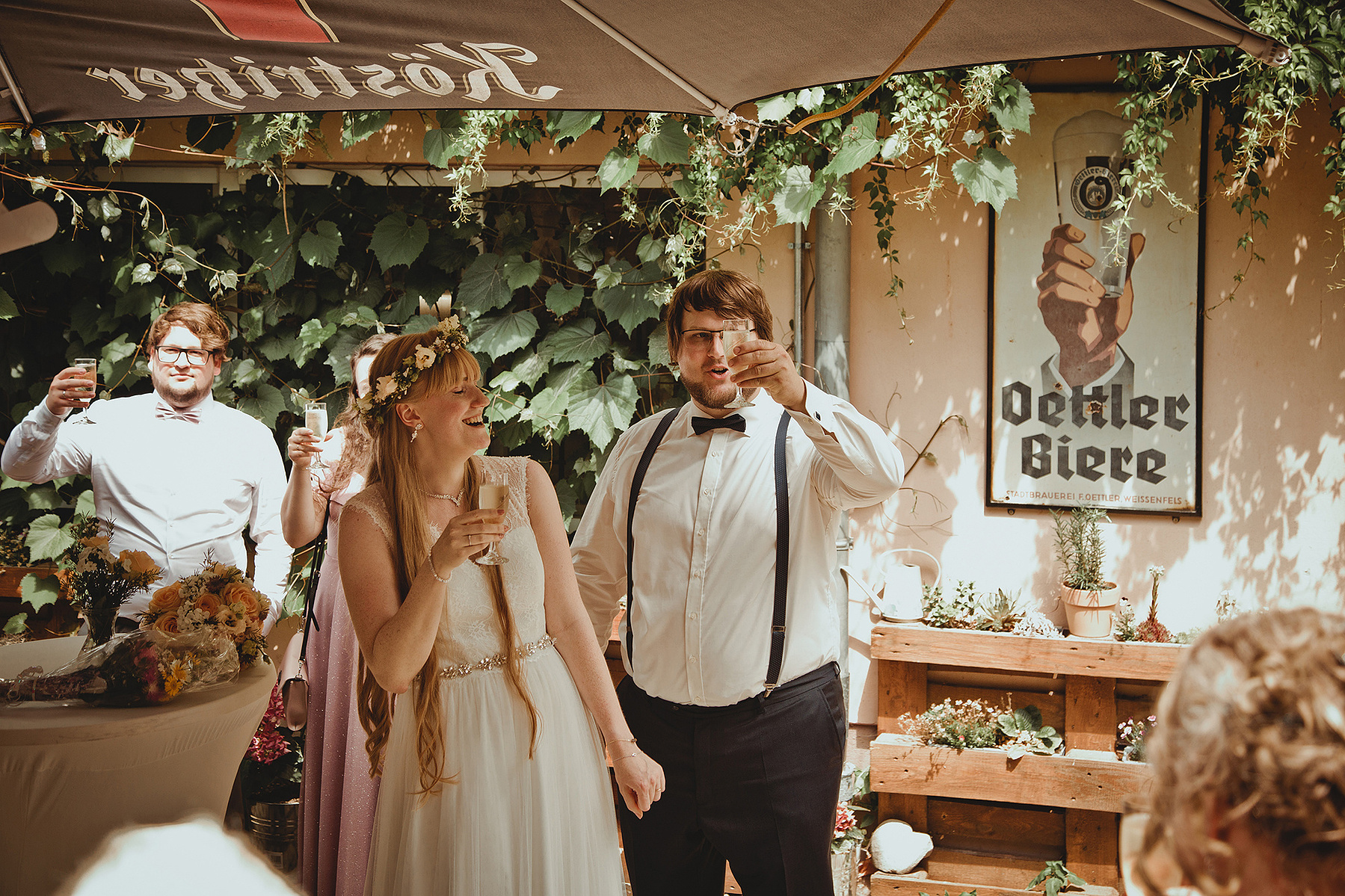 Das Brautpaar stößt im Garten des Alten Brauhaus Weißenfels auf die Hochzeit an. 
