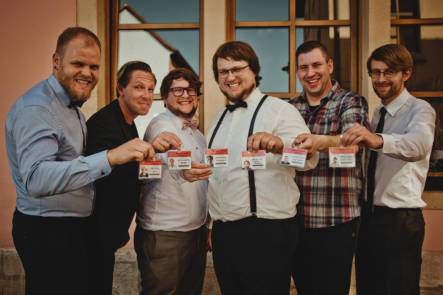 Nerdiges Gruppenfoto von einer Hochzeit mit Anspielung auf die Serie Scrubs.