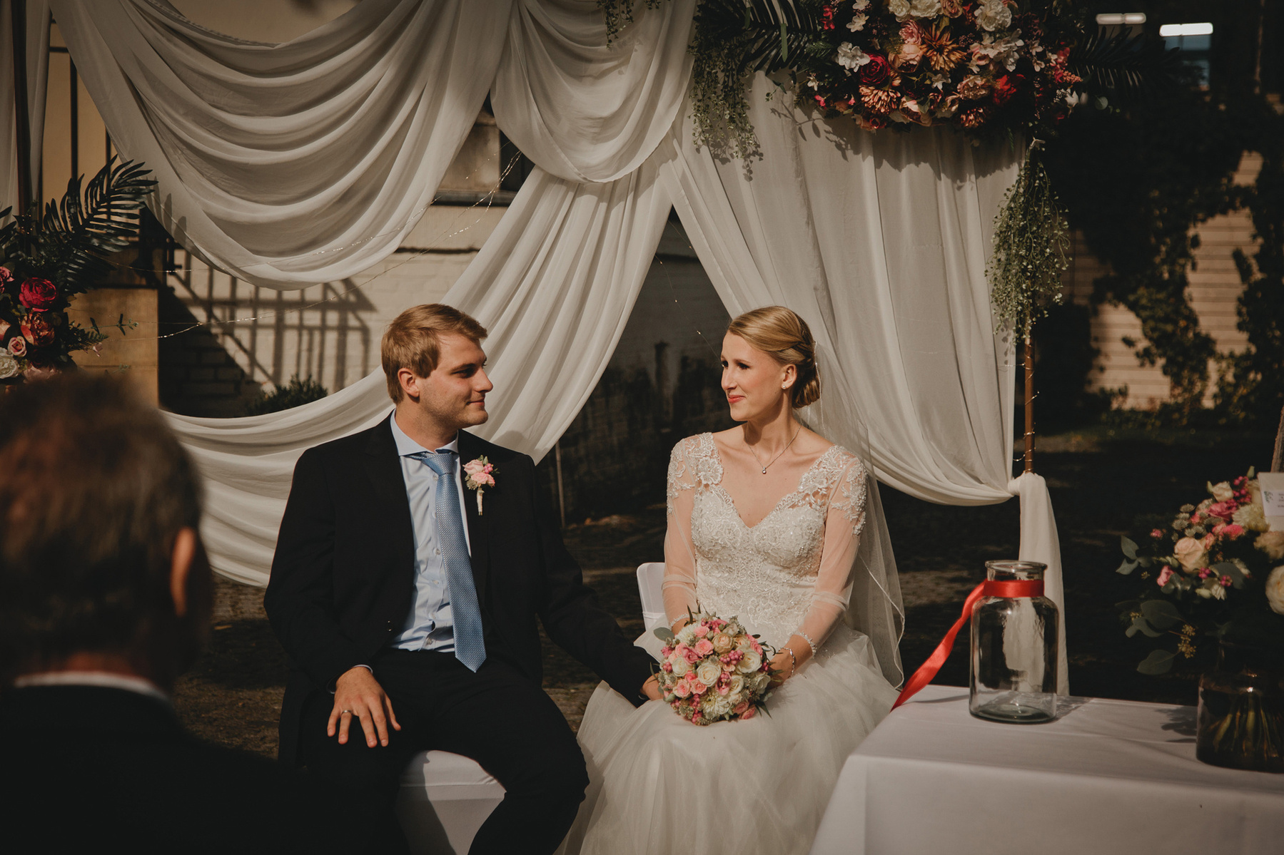 Ein berührender Moment zwischen Braut und Bräutigam während der Trauung in Berlin, eingefangen von der Hochzeitsfotografin Borkh Photography.