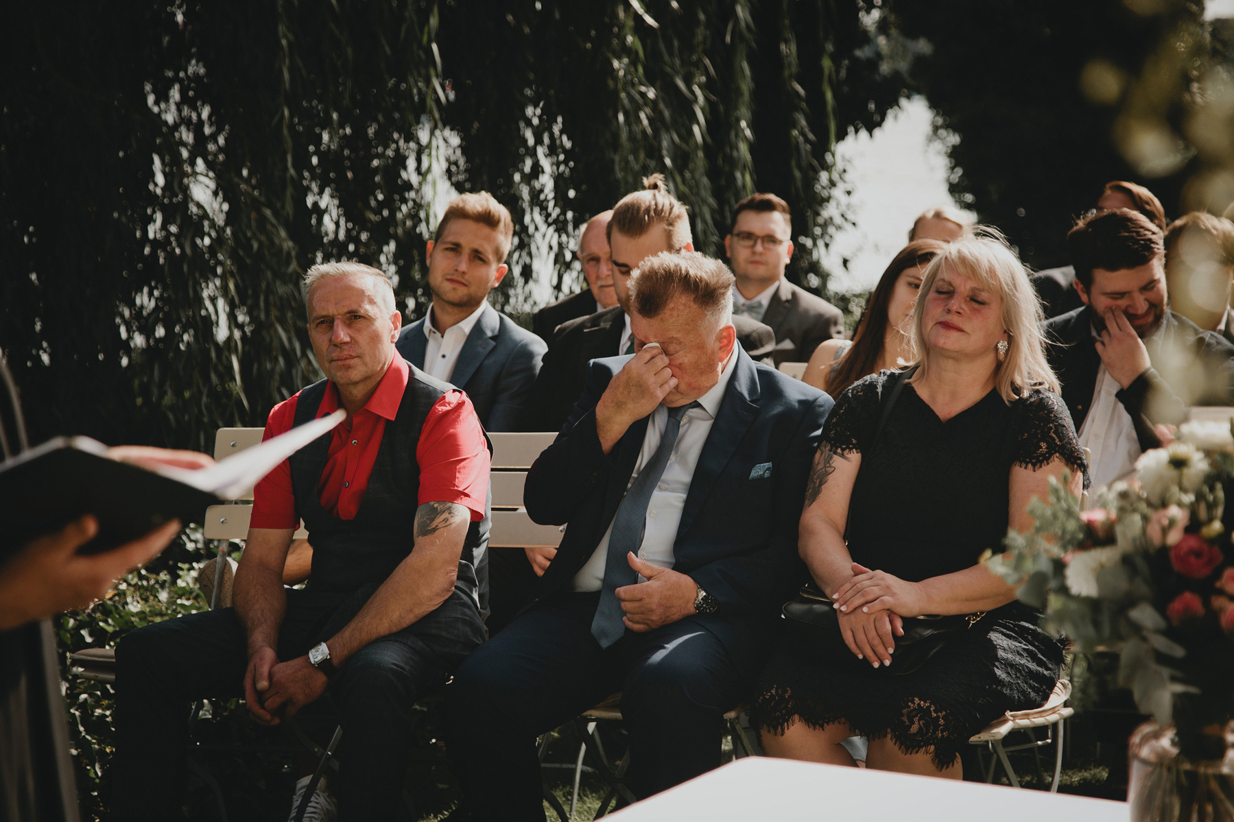 Emotionale Momentaufnahme eines weinenden Hochzeitsgasts, eingefangen von einer Hochzeitsfotografin aus Berlin.