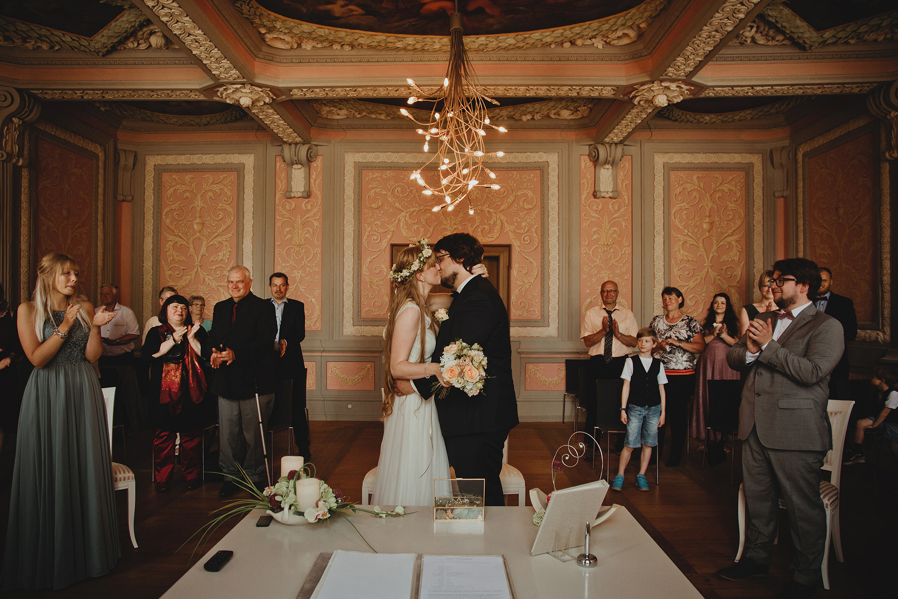 Hochzeit im Standesamt Weißenfels. Das Brautpaar küsst sich bei der Trauung im Fürstenhaus.