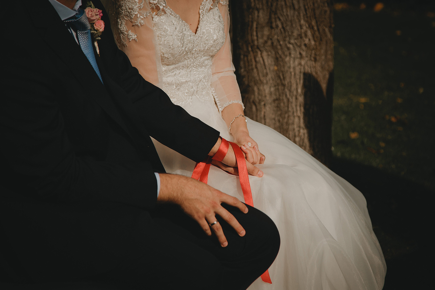 Bei der Hochzeit wurde das alte keltische Ritual des Handfasten als Trauritual gewählt.