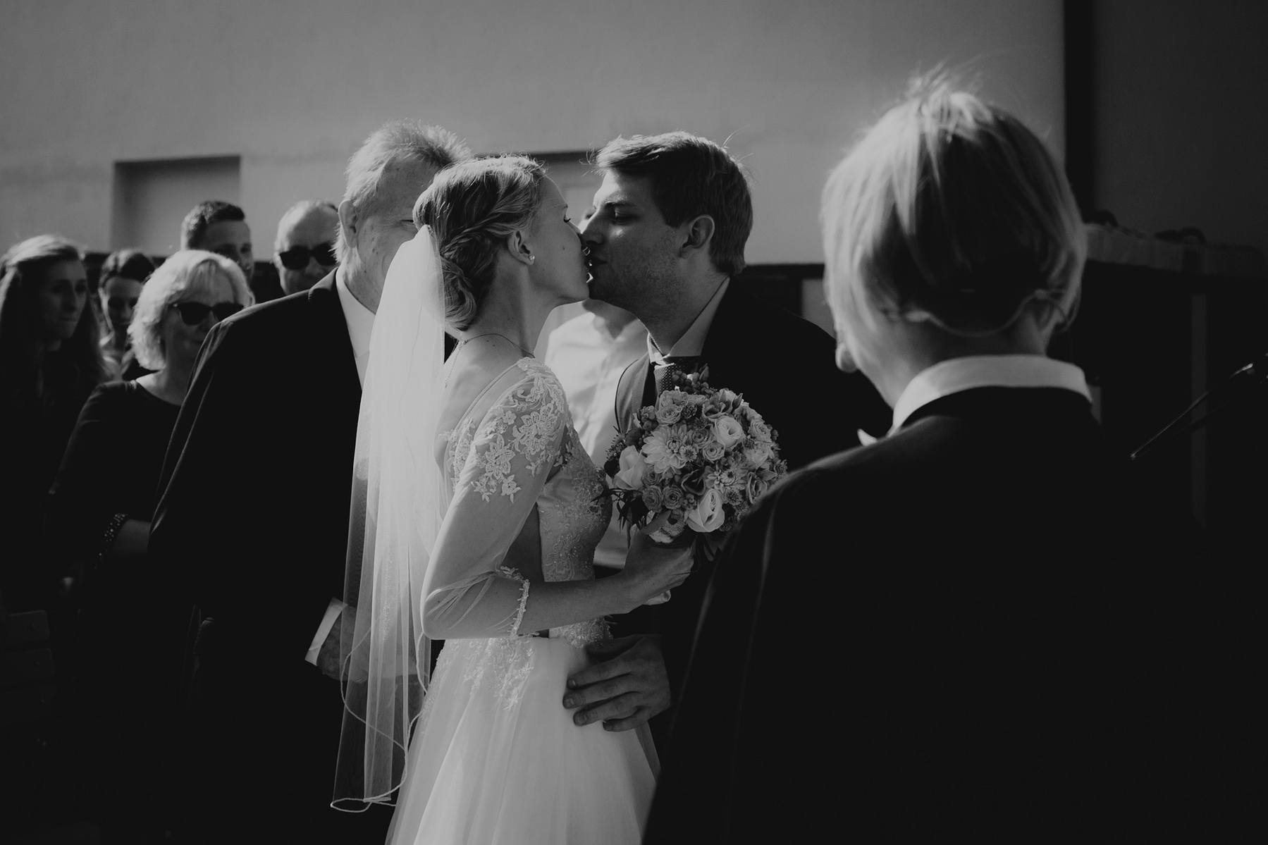 Das Brautpaar küsst sich im Gegenlicht beim First Look auf der Hochzeit in Köpenick.