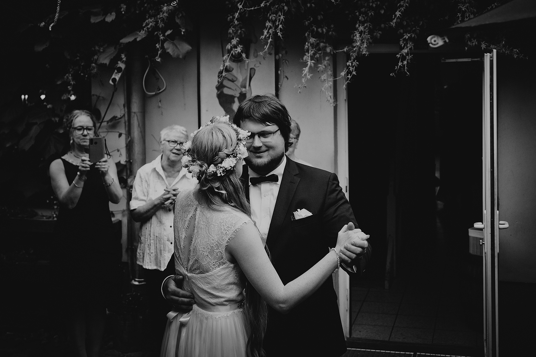Der Bräutigam blickt seiner Braut beim Hochzeitstanz verliebt in die Augen.