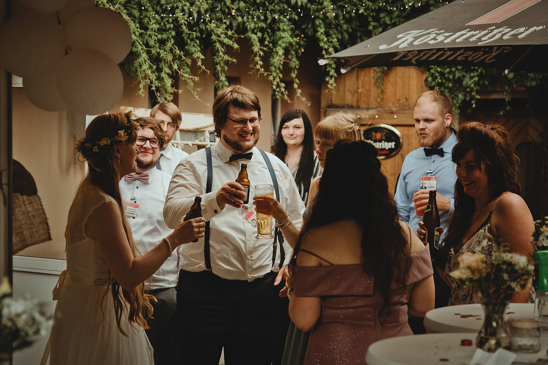 Das Brautpaar stößt auf der Hochzeitsparty im Alten Brauhaus Weißenfels mit den Gästen an.
