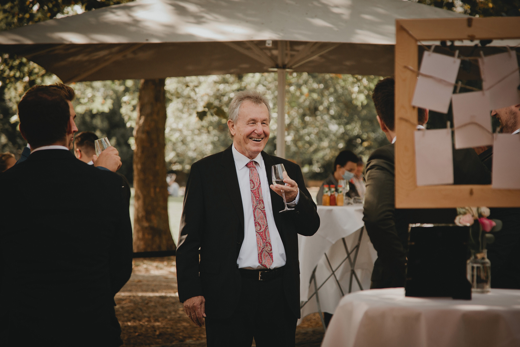 Ungestellte Momentaufnahme des lachenden Brautvaters, eingefangen von der Hochzeitsfotografin Borkh Photography aus Berlin.