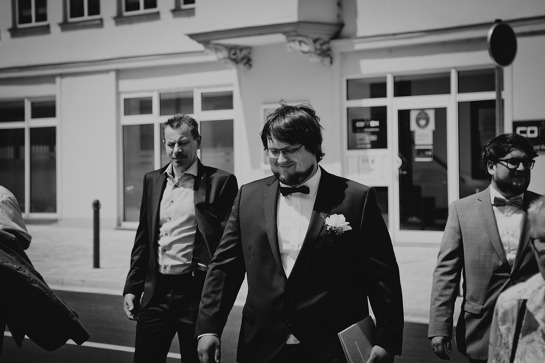 Der Bräutigam kommt vor der Hochzeit am Standesamt Weißenfels mit seinen Trauzeugen an. 