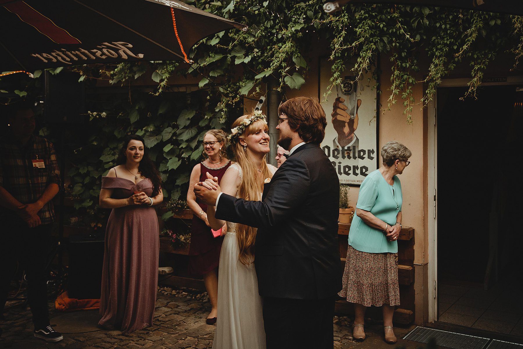 Ein Brautpaar tanzt im Innenhof der Hochzeitslocation in Weißenfels den Eröffnungstanz. 