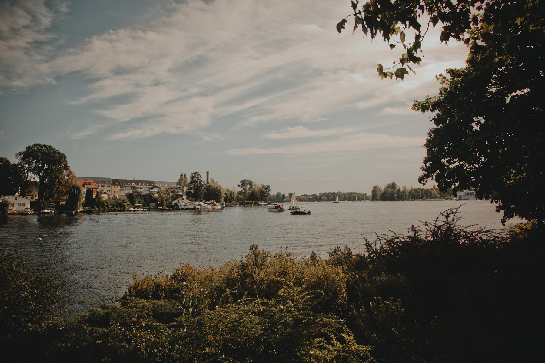 Blick auf die Spree von der Schlossinsel Köpenick in Berlin.