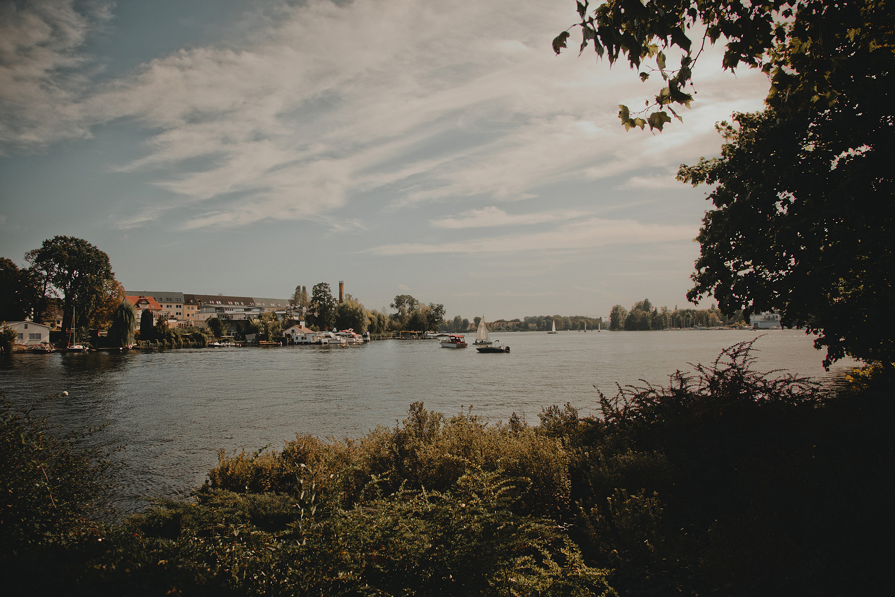 Blick auf die Spree von der Schlossinsel Köpenick in Berlin.