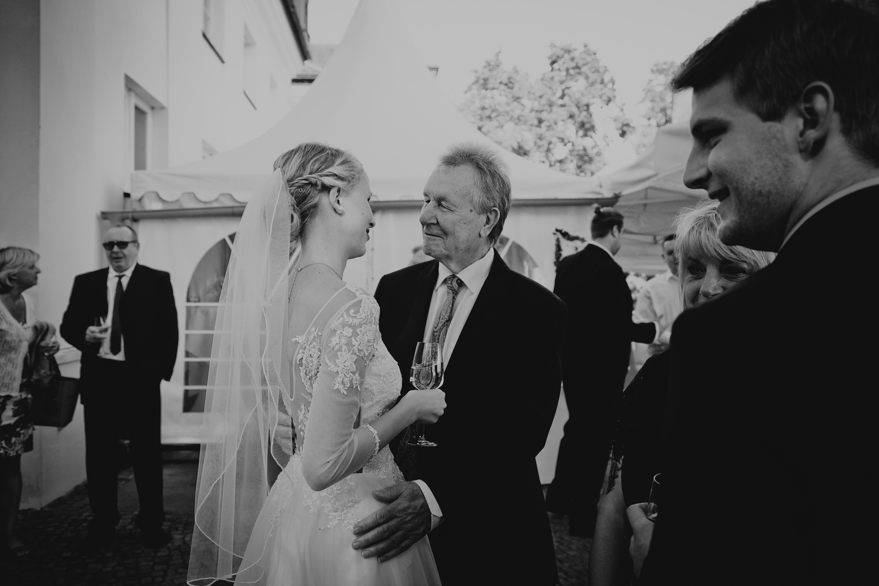 Der Brautvater gratuliert seiner Tochter nach der Hochzeit in Berlin-Köpenick.