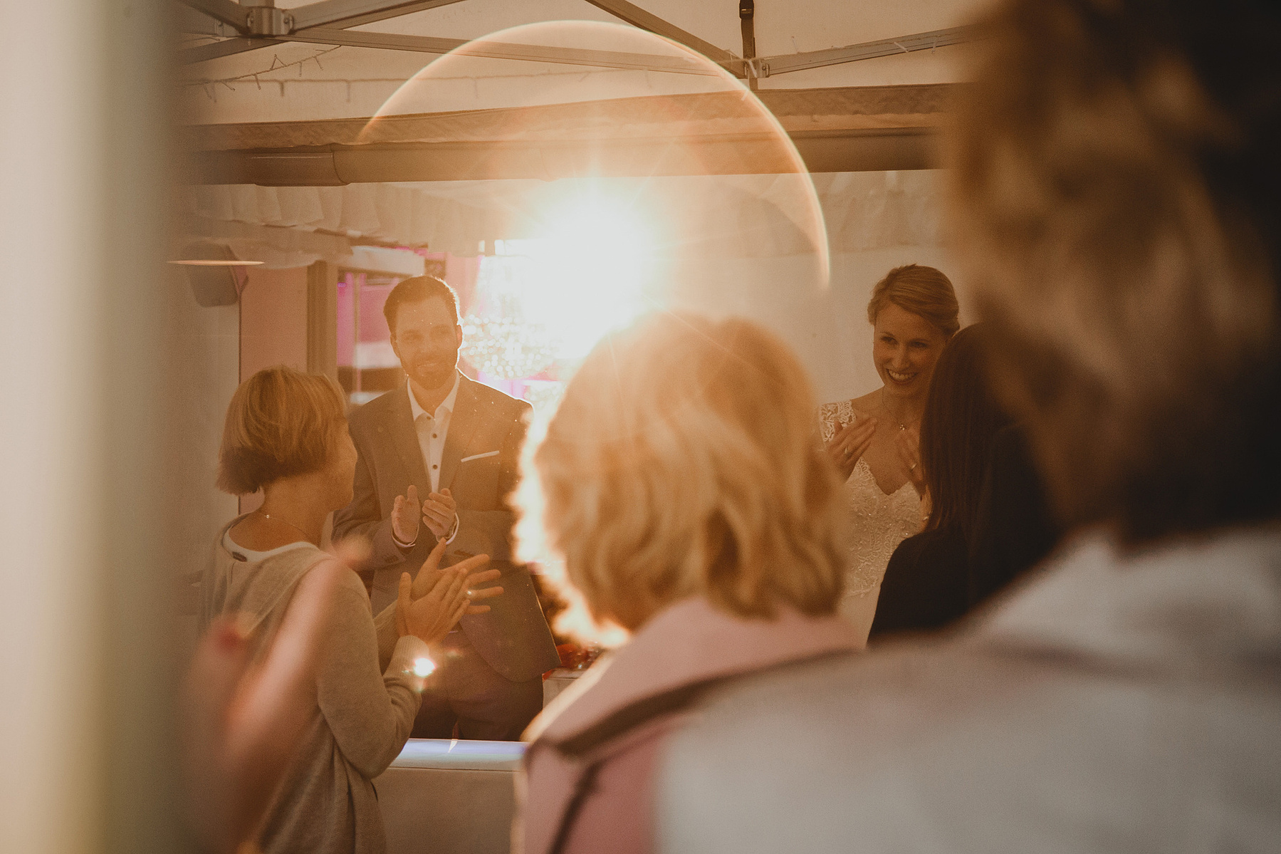 Die Abendsonne scheint bei einer Hochzeitsfeier in das Festzelt vom Schlosscafé Köpenick.