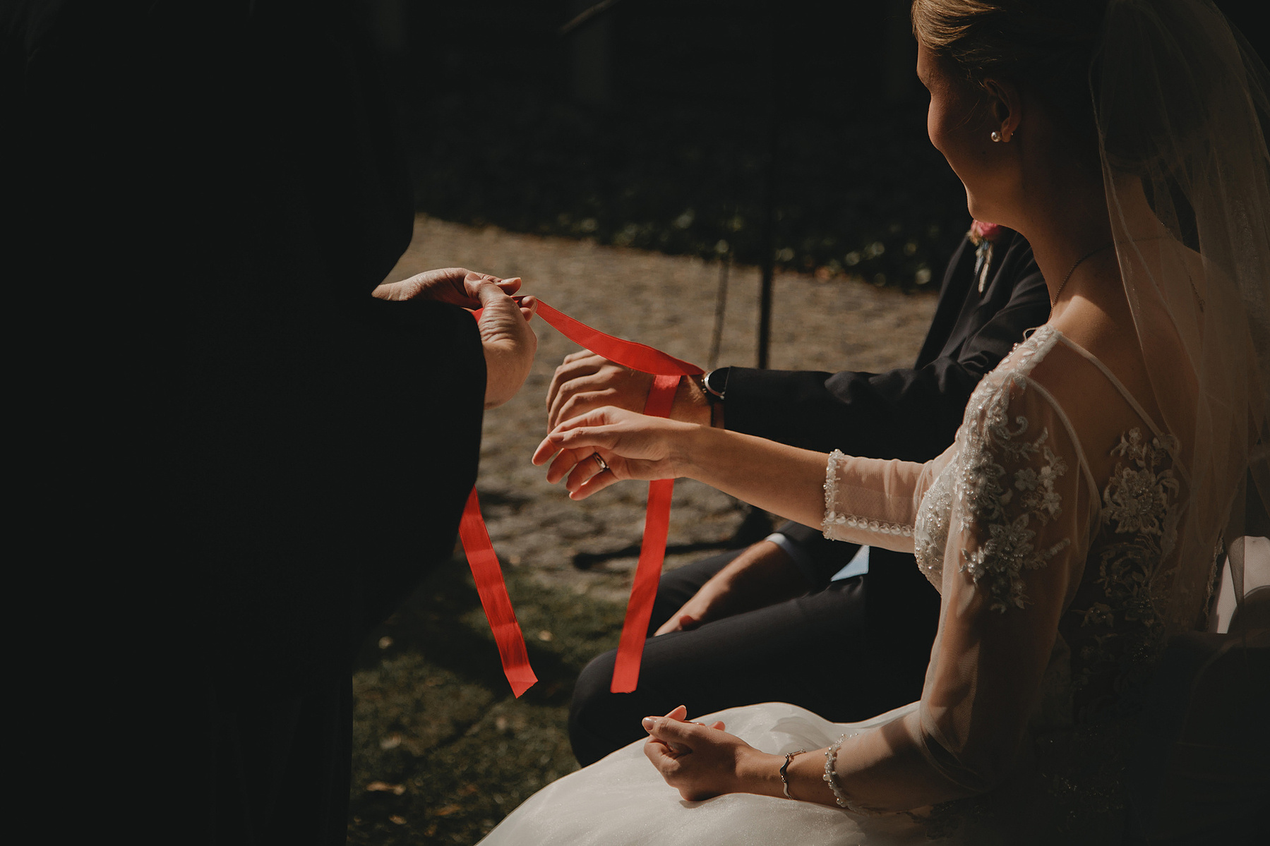 Beim Trauritual des Handfasting wird die Verbindung zwischen Braut und Bräutigam durch das Zusammenbinden der Hände symbolisiert.