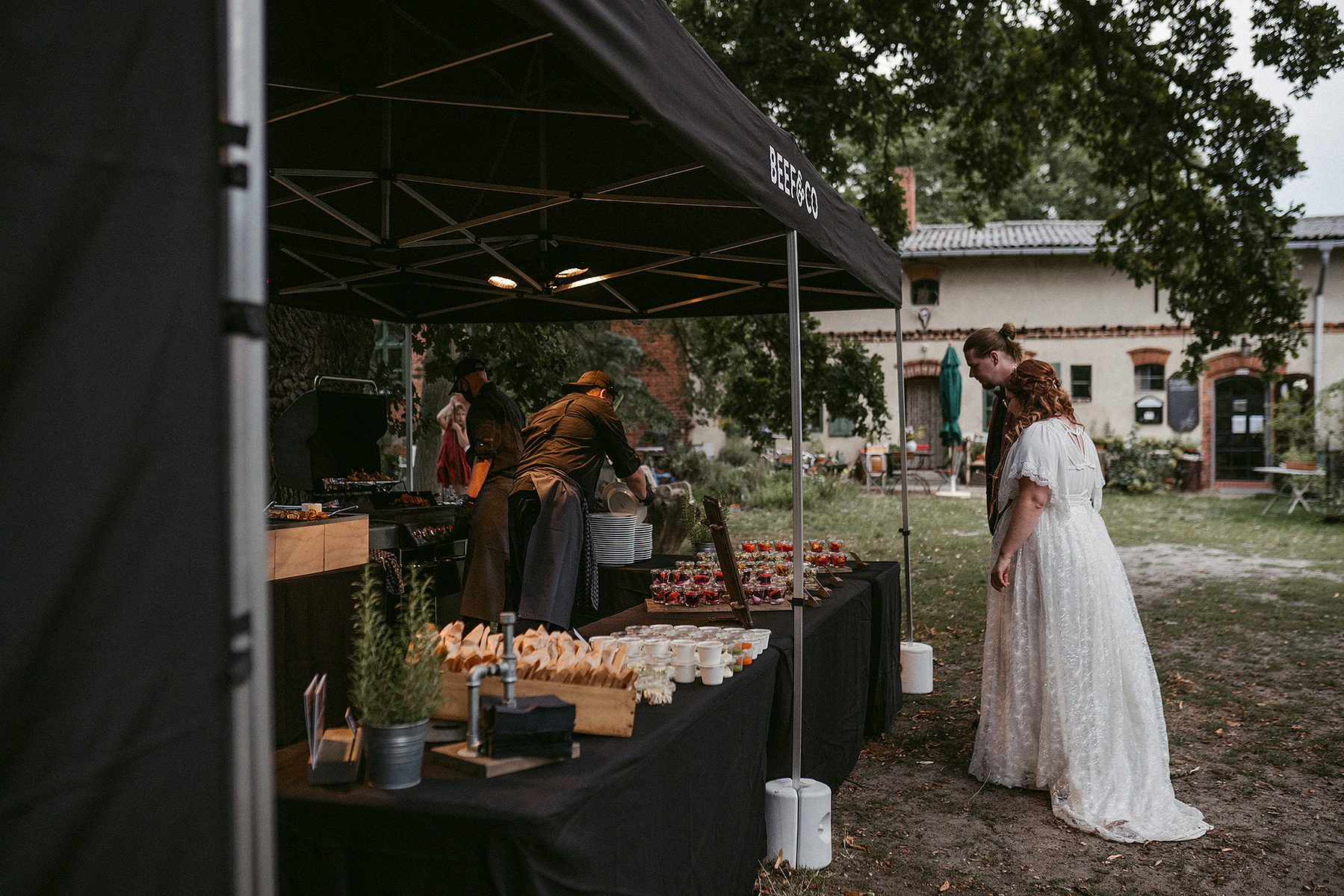Das Brautpaar eröffent bei der Hochzeit in Brandenburg das Grillbuffet von Beef & Co.