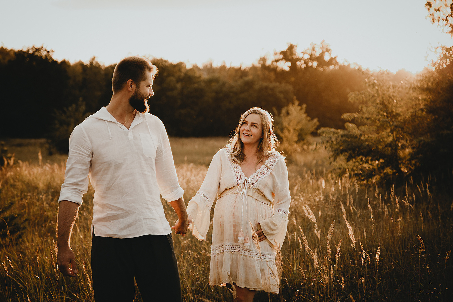 Natürliche Momentaufnahme von einem Sunset Fotoshooting mit Babybauch in Berlin.