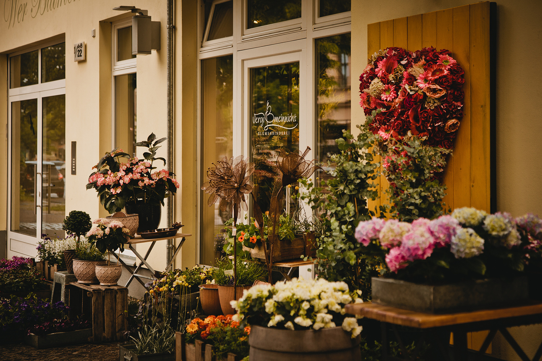 Der Eingangsbereich eines Blumenladens in Berlin Friedrichshagen, umgeben von Blumen und Pflanzen. 