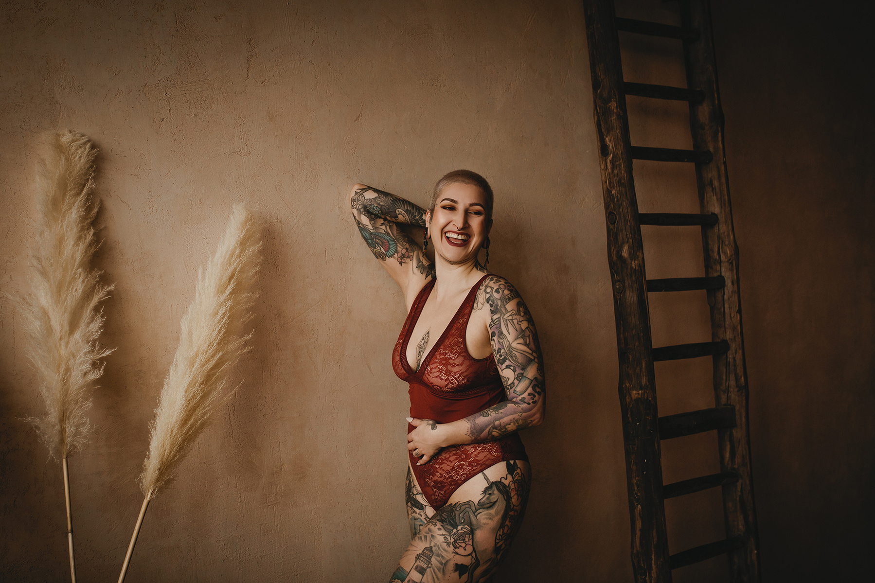 Ein ungestellter Moment beim Boudoirshooting in Berlin. Jacky legt den Kopf in den Nacken und lacht.