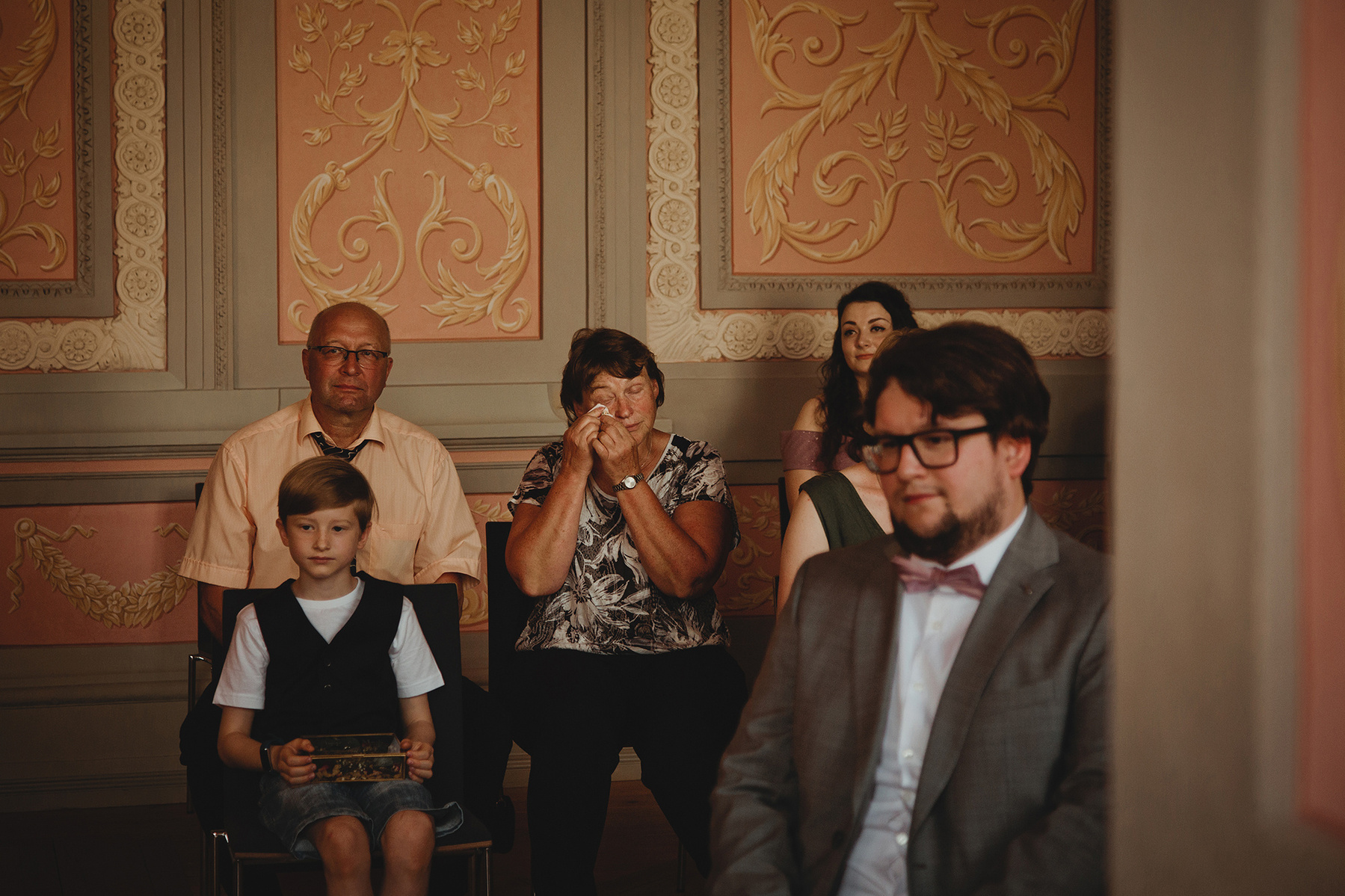 Ein Hochzeitsgast trocknet sich während der emotionalen Trauung im Standesamt Weißenfels die Tränen. 