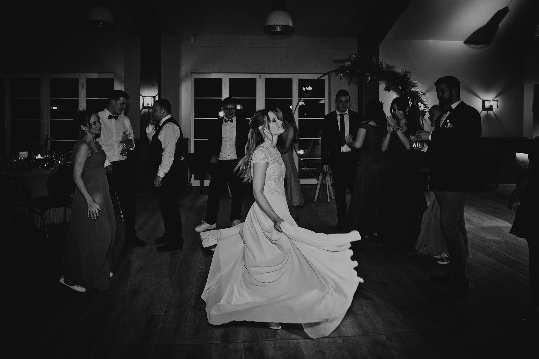 lockeres Brautkleid im Boho Stil schwingt beim Tanzen bei Hochzeit in Bad Saarow