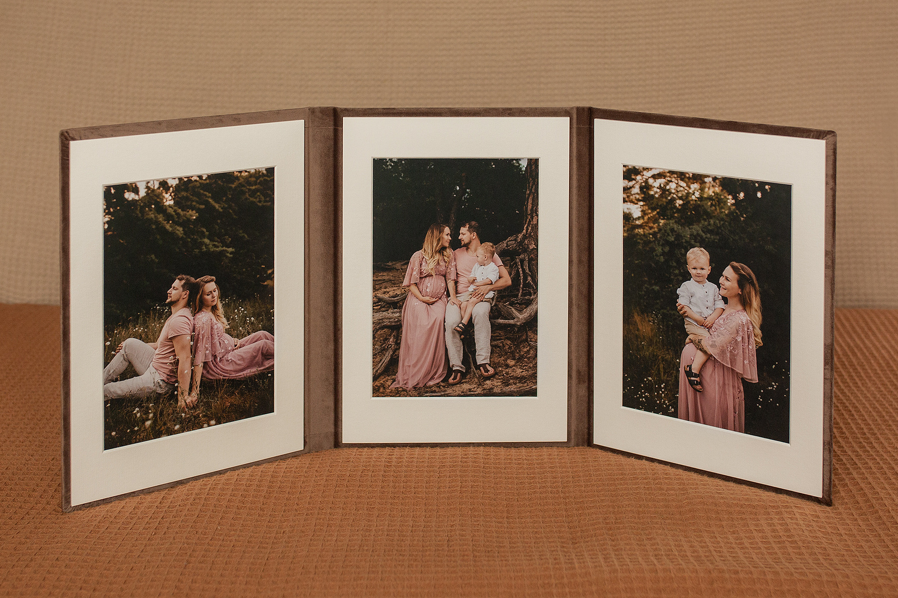 Ein Leporello mit natürlichen Familienfotos mit  Passepartout und Velours Bezug.