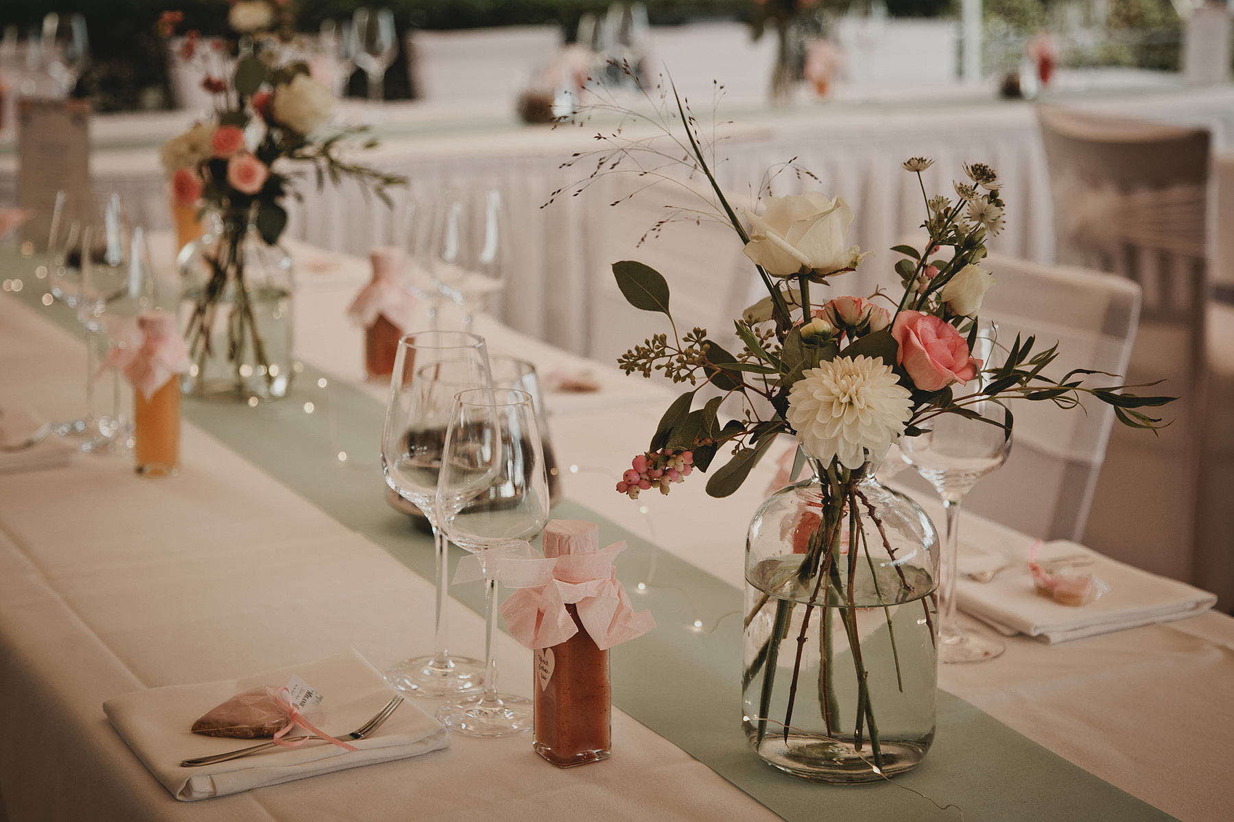 Romantische Hochzeitsdeko im Vintagestil mit Rosen und Dahlien für eine Hochzeit in Berlin.