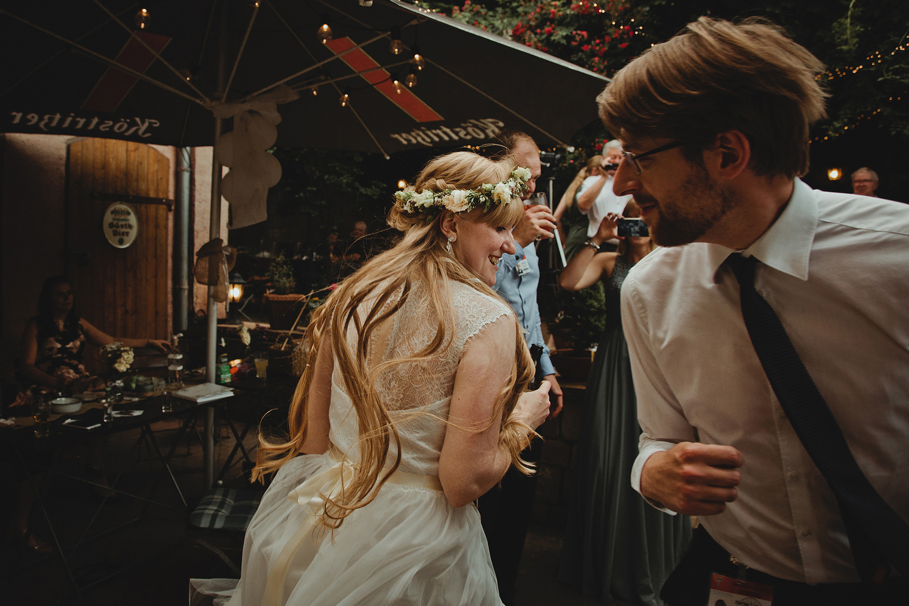 Die Braut tanzt Pogo bei einer unkoventionellen Hochzeit mit Festivalfeeling im Alten Brauhaus Weißenfels.