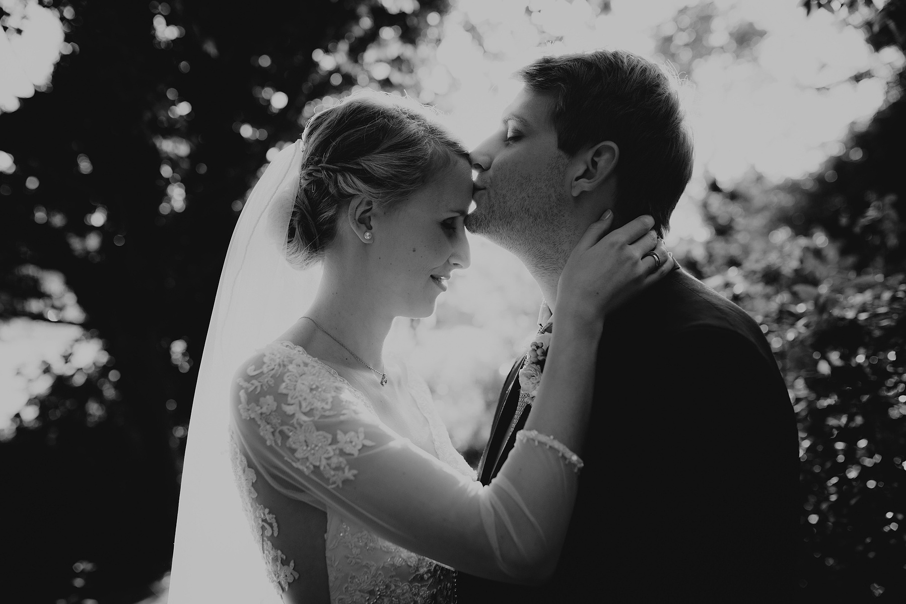 Atmosphärisches Hochzeitsfoto voller Nostalgie von einer Vintagehochzeit in Berlin.