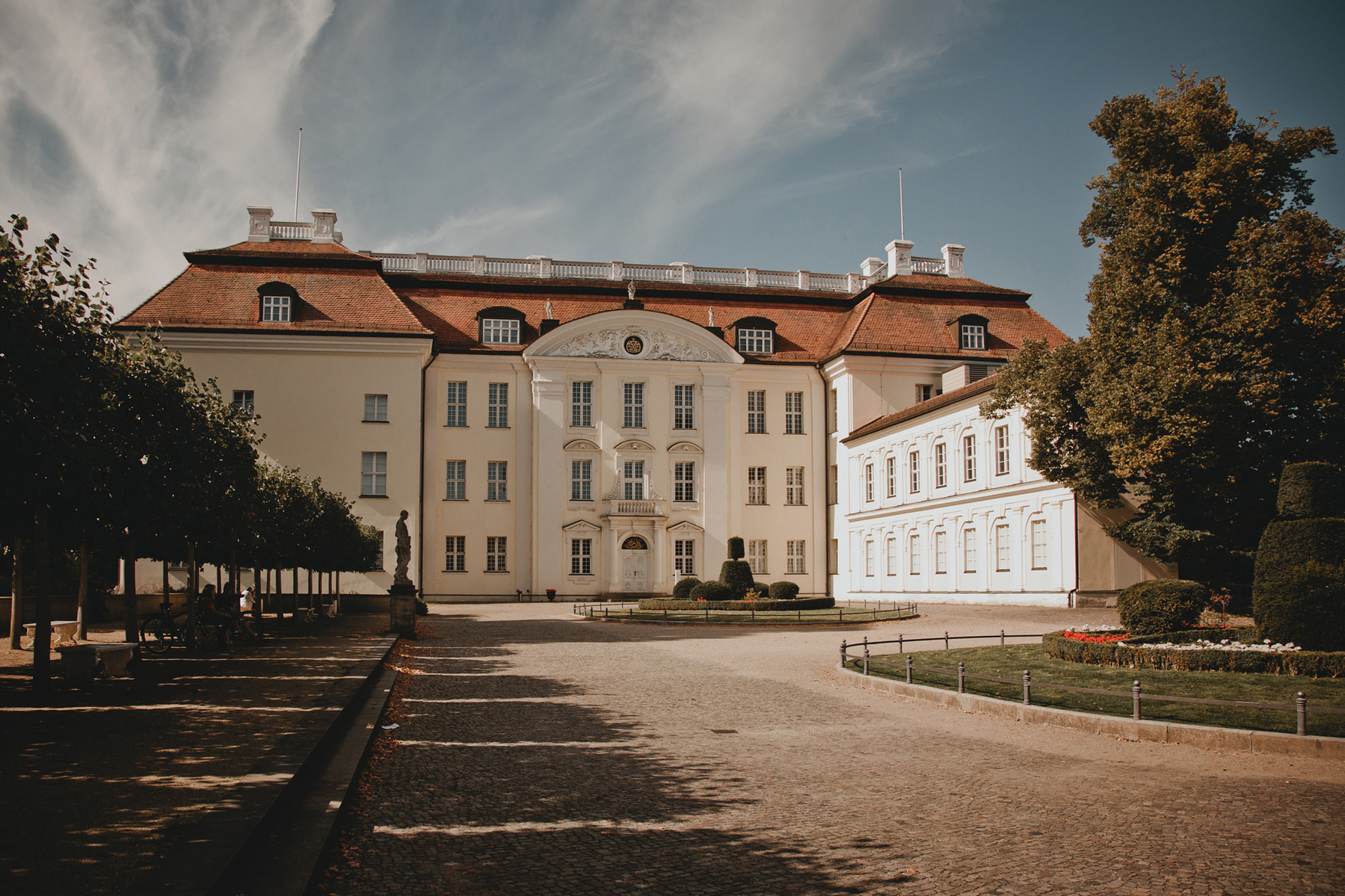 Die Hochzeitslocation Schlöss Köpenick in der Nachmittagssonne.