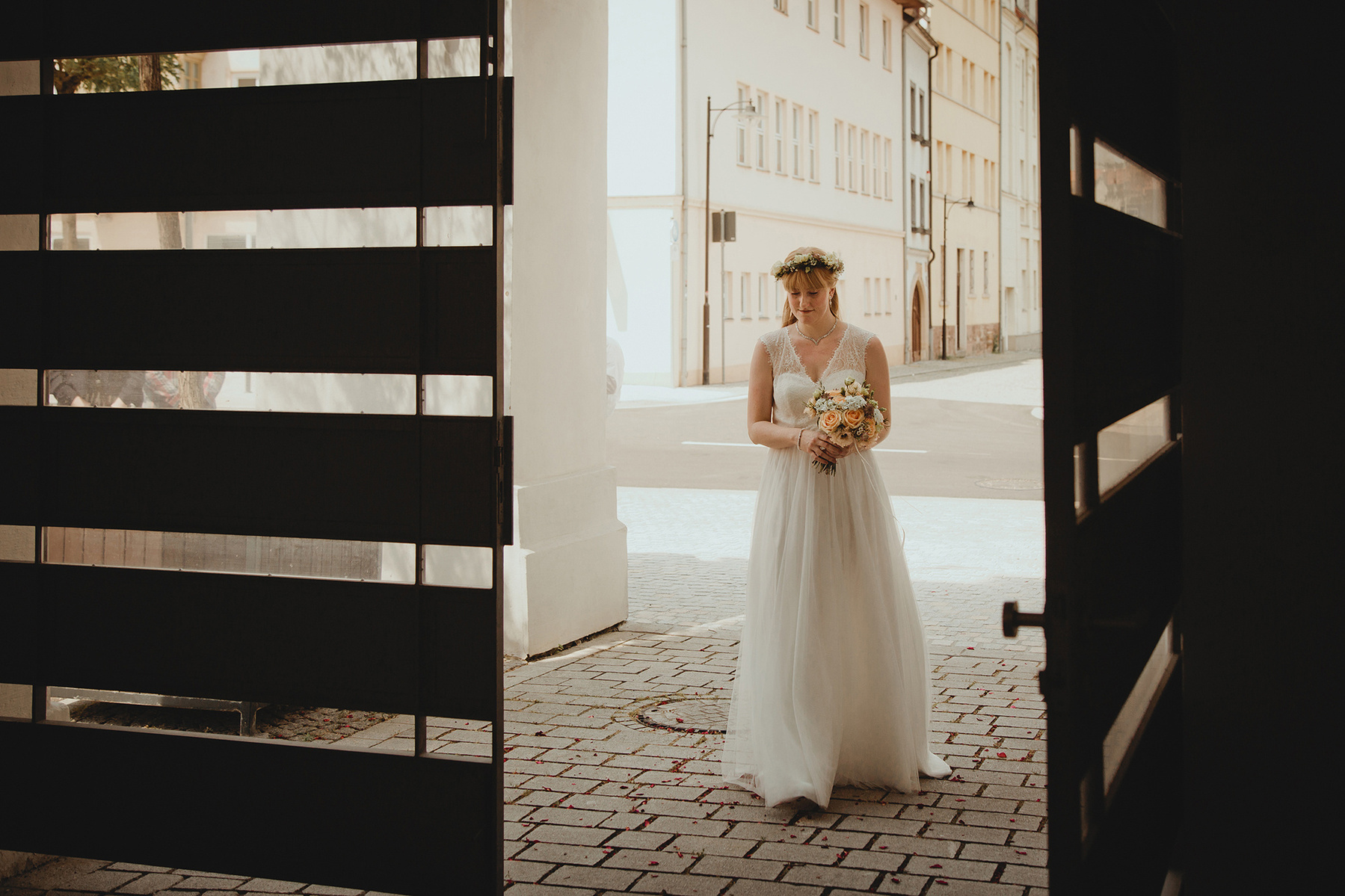 Eine Braut läuft vor der Hochzeit durch den Eingang zum Standesamt Weißenfels in Sachsen-Anhalt.