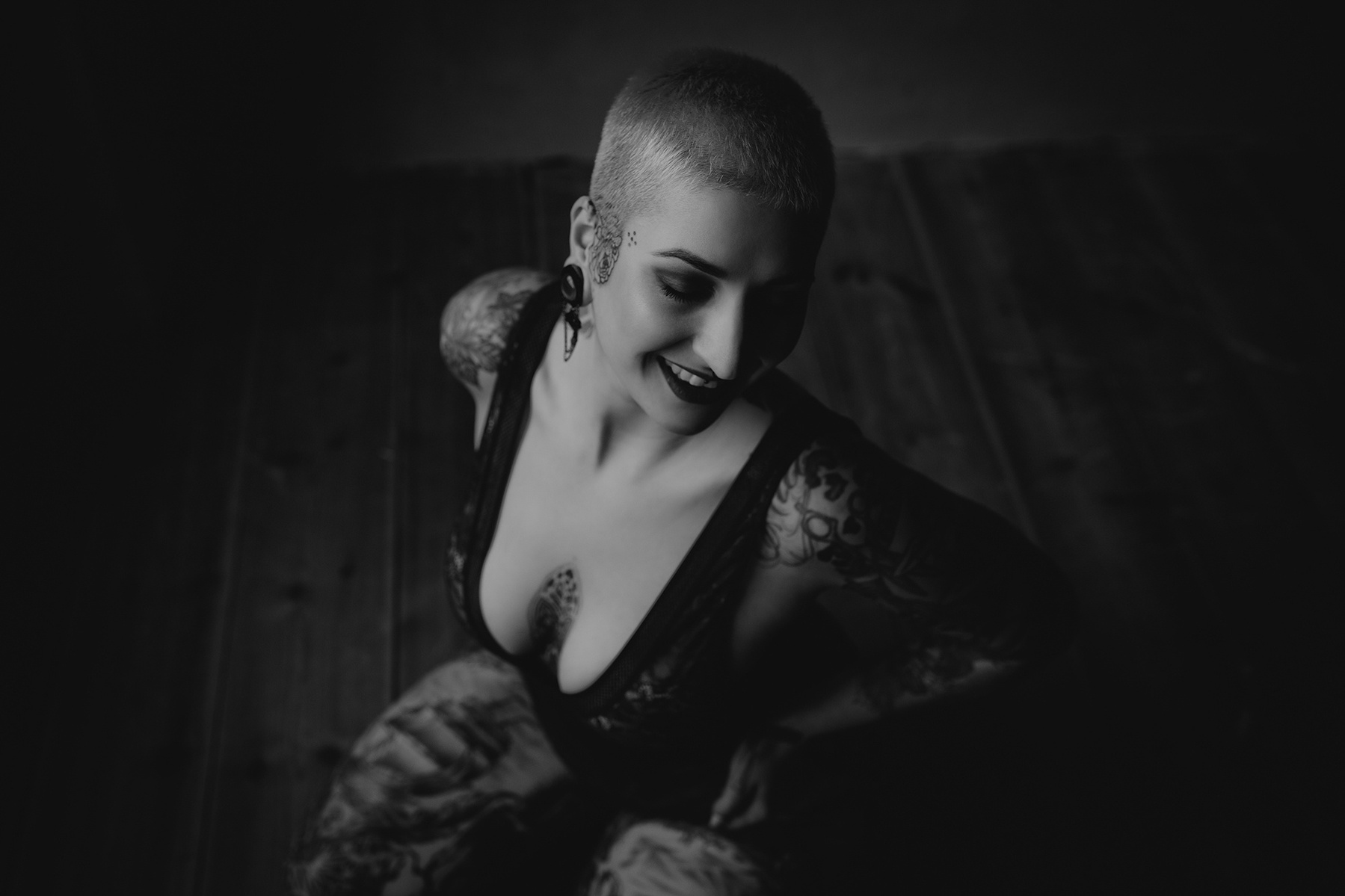Natürliches Boudoirshooting mit einer kurzhaarigen Frau in einem Fotostudio in Berlin. 