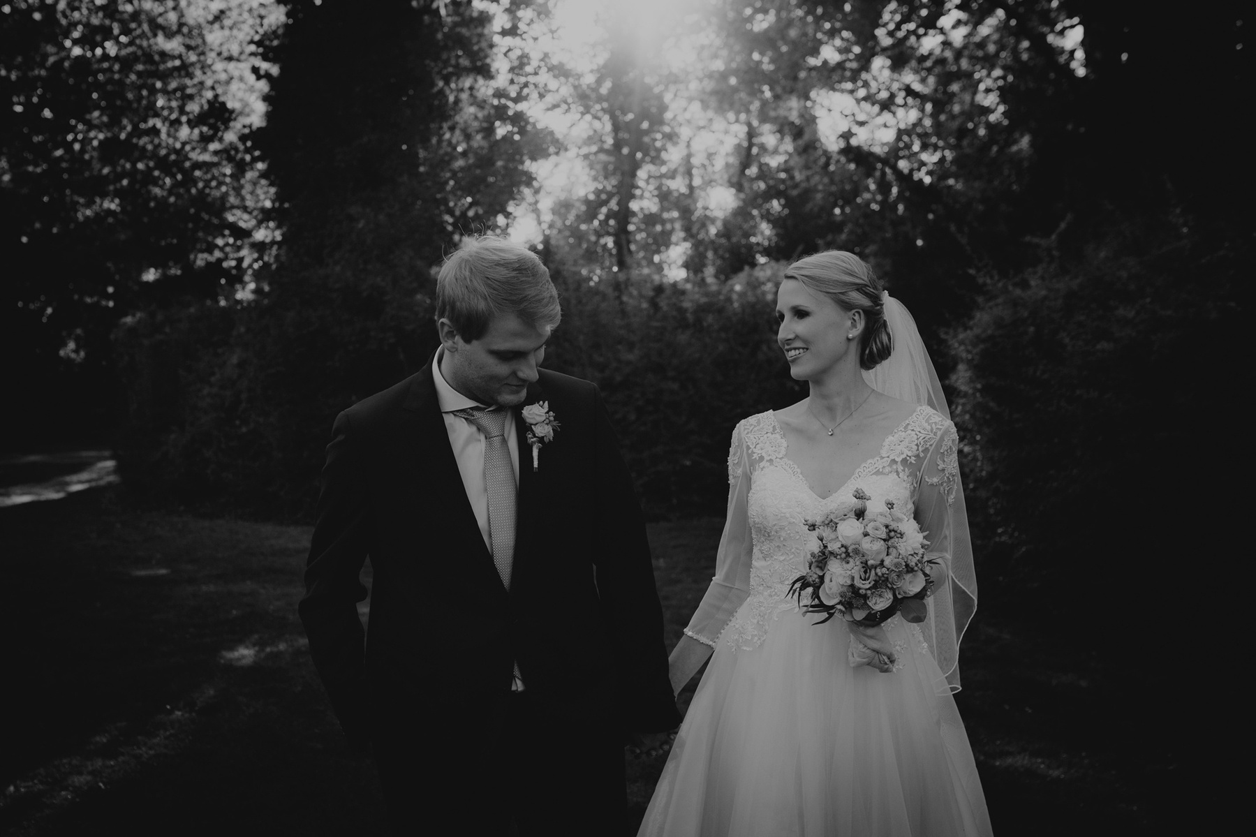Entspannte Hochzeitsfotos im Schlosspark Köpenick, eingefangen von der Hochzeitsfotografin Borkh Photography.