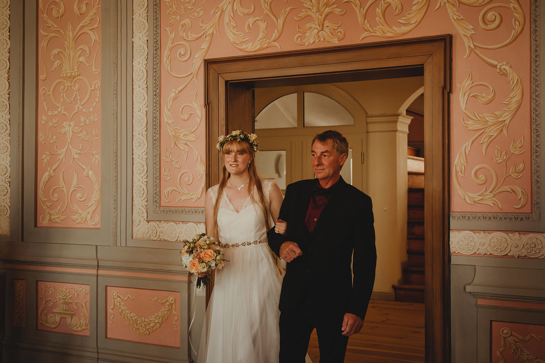 Die Braut läuft am Arm ihres Vaters zur standesamtlichen Hochzeit in Weißenfels ins Trauzimmer ein. 