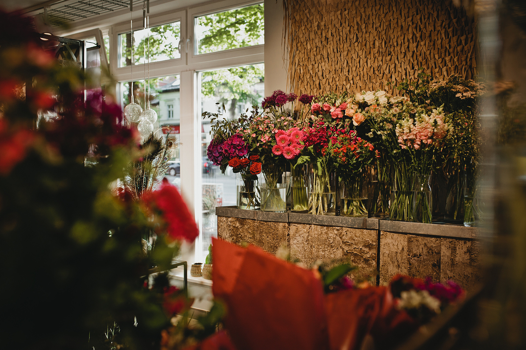 Detailaufnahme von Blumensträußen in der Vergißmeinnicht Blumenbinderei in Berlin. 