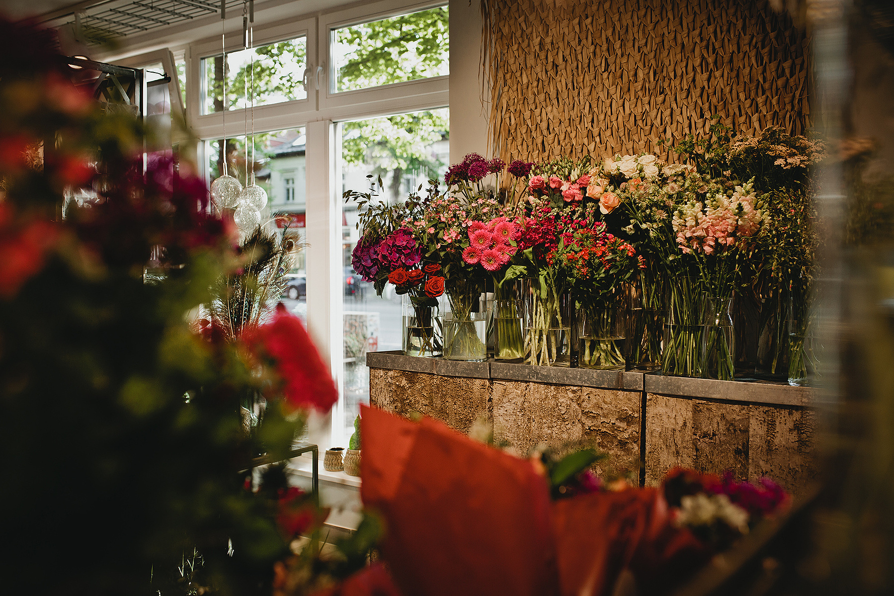 Detailaufnahme von Blumensträußen in der Vergißmeinnicht Blumenbinderei in Berlin. 