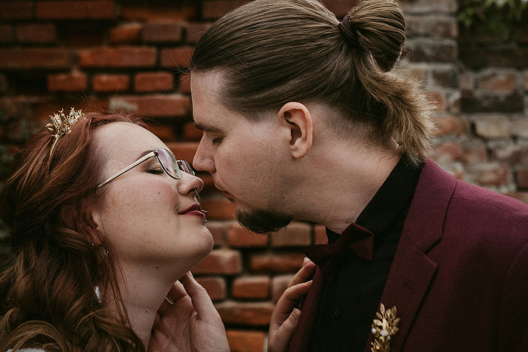 Beim Brautpaarshooting mit der Hochzeitsfotografin in Brandenburg gibt der Bräutigam seiner Braut zärtlich einen Kuss.
