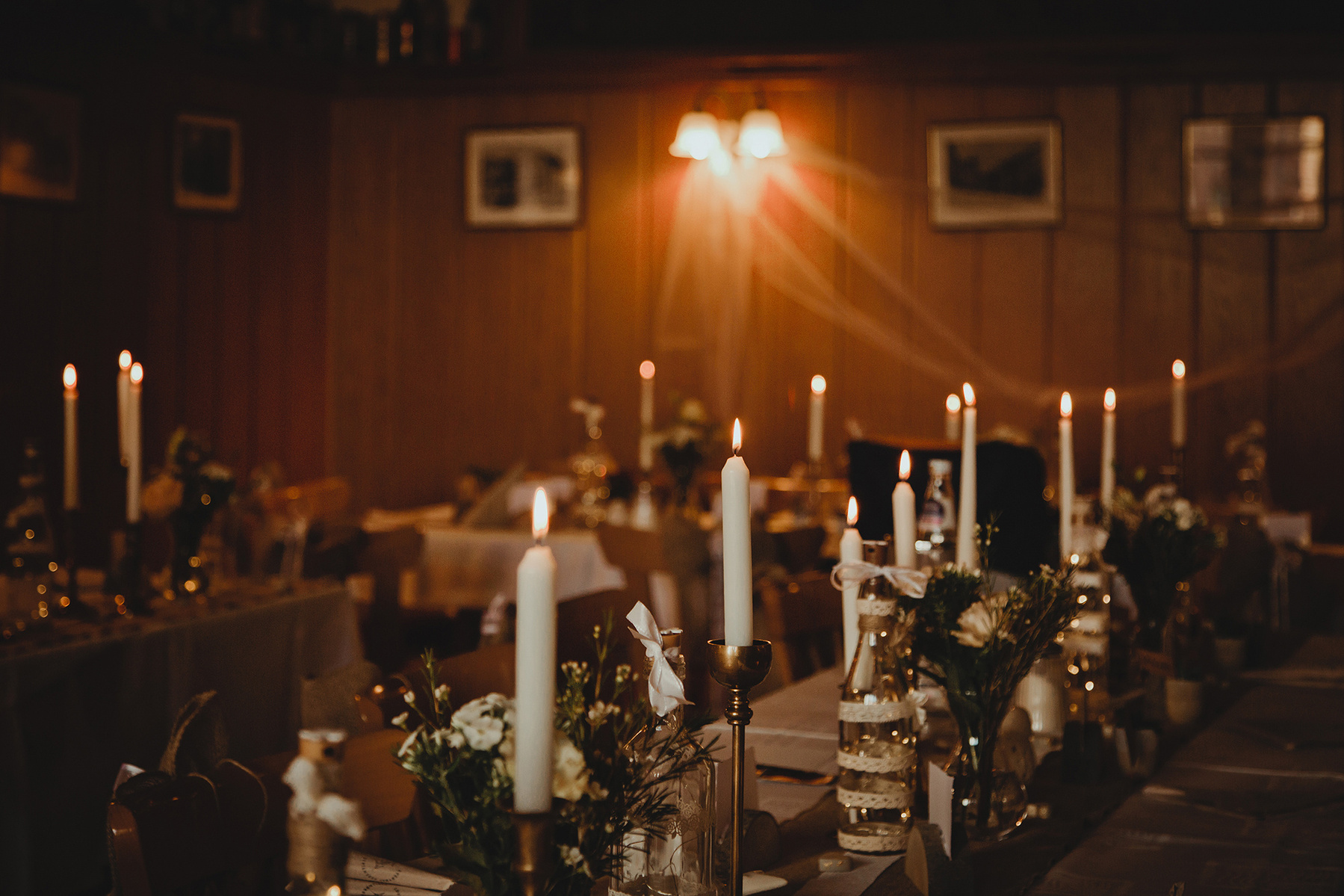 Stimmungsvolle Hochzeitsdeko im Bohostil für die Hochzeit im Alten Brauhaus Weißenfels.