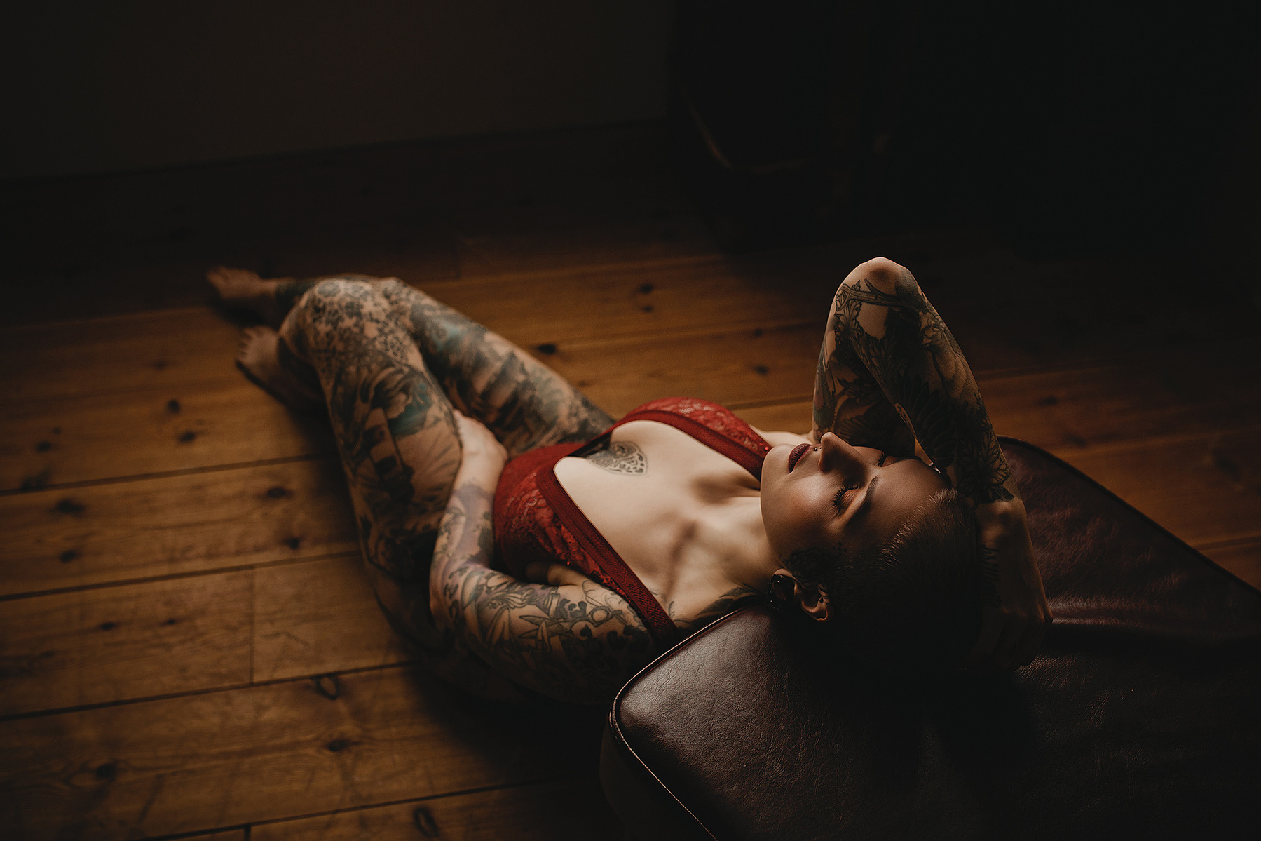 Beim Fotoshooting mit einer Boudoirfotografin aus Berlin räkelt sich eine Frau sexy auf dem Boden. 