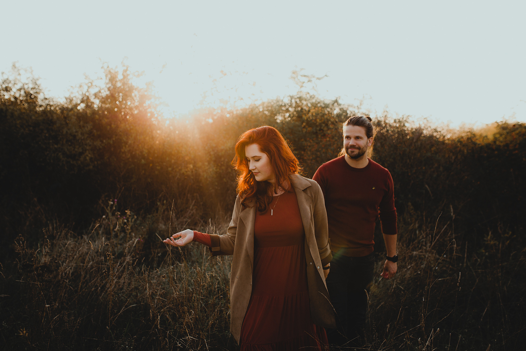 Ungestellte Momentaufnahme eines Pärchens beim Fotoshooting im Abendlicht. 